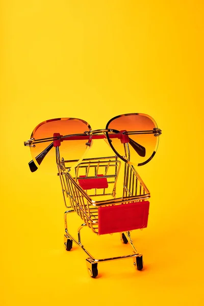 Carrito Compras Con Gafas Sol —  Fotos de Stock