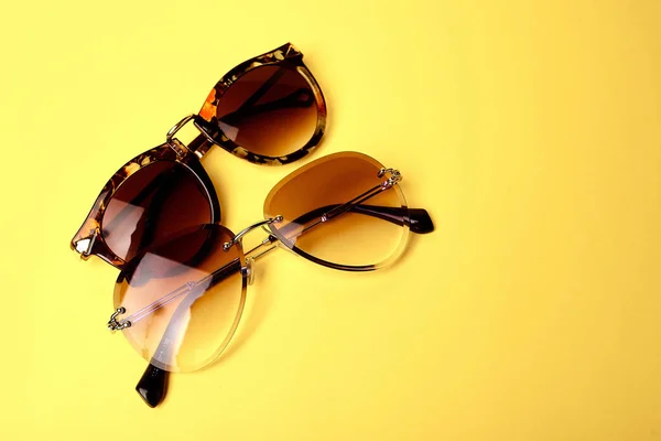 Yaz Alışveriş Kavramı Sarı Arka Plan Üzerinde Gözlük — Stok fotoğraf