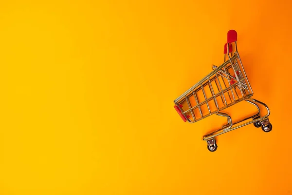 Carrito Compras Sobre Fondo Amarillo —  Fotos de Stock