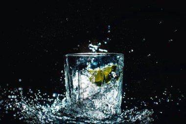 siyah bir arka plan üzerinde kireç ile buz gibi kokteyl