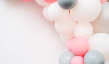 Pastel pembe arka plan üzerinde balonlar. Beyaz ve pembe balonlardan yapılmış çerçeve. Doğum günü, sevgililer günü, tatil konsepti. Düz döşeme, üst görünüm, kopyalama alanı 