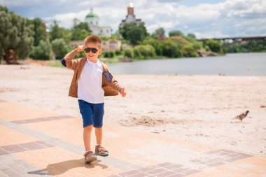 Plajda güneş gözlüğü sevimli küçük çocuk