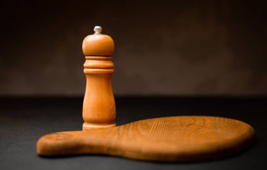 Tuz ve biber ahşap değirmen ve kesme tahtası