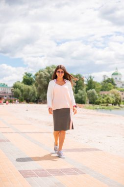 Güneş gözlüğü sahilde İnce genç kadın