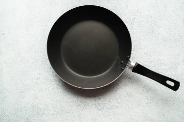 Açık arka plan üzerinde boş tava