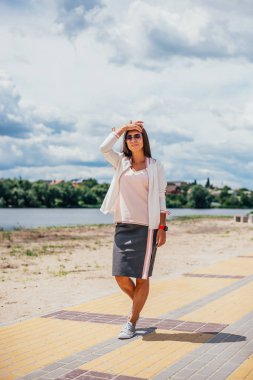 Güneş gözlüğü sahilde İnce genç kadın