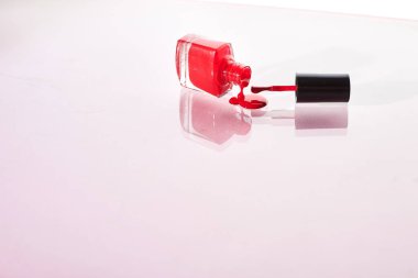 ışık arka planda kırmızı çivi cilası