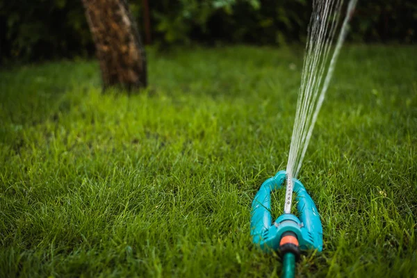 Menutup Sistem Otomatis Splinker Air Menuangkan Rumput Hijau Kebun — Stok Foto