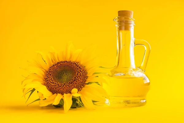Sonnenblumenöl Und Sonnenblumenpflanze Auf Holzgrund — Stockfoto