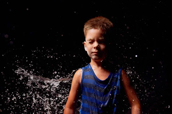 Брызги Воды Маленьком Мальчике Темном Фоне — стоковое фото