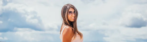 Mujer Joven Delgada Playa Gafas Sol —  Fotos de Stock