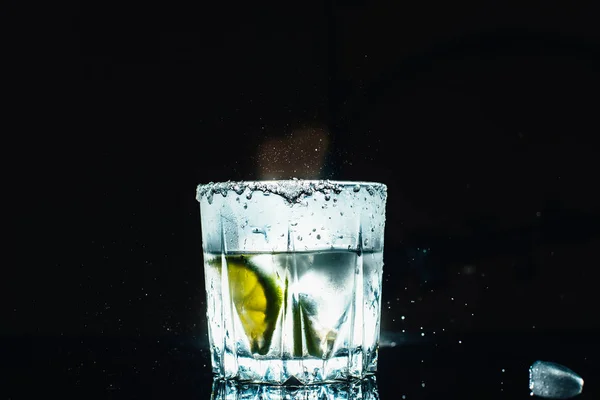 Ijskoude Cocktail Met Limoen Een Zwarte Achtergrond — Stockfoto