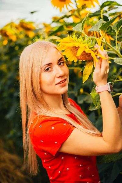 Schönes Mädchen Das Auf Einem Feld Von Sonnenblumen Geht — Stockfoto