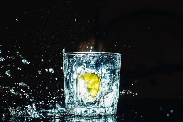 Cóctel Helado Con Lima Sobre Fondo Negro —  Fotos de Stock