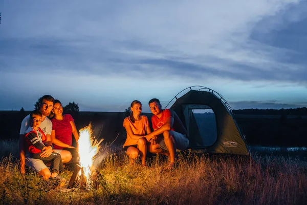 Amis Avec Tente Dans Les Montagnes — Photo