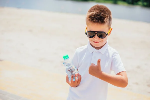 Lindo Niño Bebiendo Agua Playa — Foto de Stock