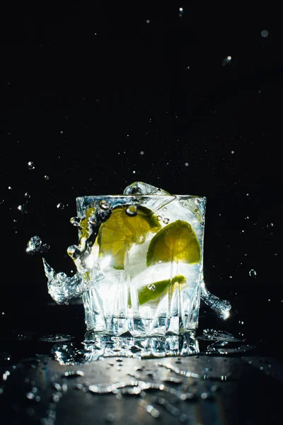 Cóctel Helado Con Lima Sobre Fondo Negro —  Fotos de Stock