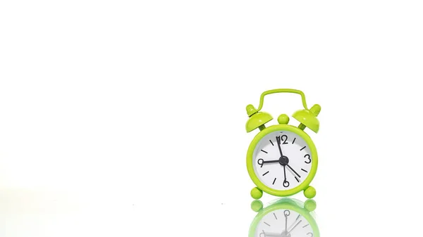 Beyaz Arka Plan Üzerinde Küçük Yeşil Çalar Saat — Stok fotoğraf
