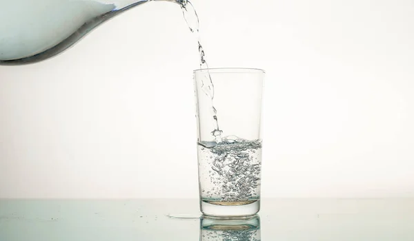 Κοντινό Χύνοντας Καθαρό Νερό Φρέσκου Ποτού Στο Γυαλί Κοντινό — Φωτογραφία Αρχείου