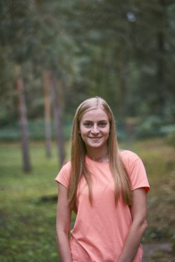 Parkta veya ormanda genç kadın