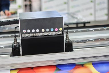 Geniş biçimli mürekkep püskürtmeli yazıcı