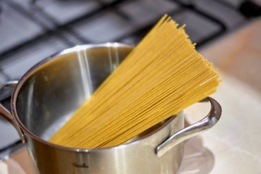 mutfakta ham sarı spagetti