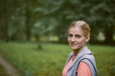 Parkta veya ormanda genç kadın