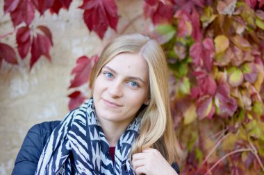 Güz parkında güzel genç bir kadın.