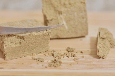 Ahşap masa üzerinde helva