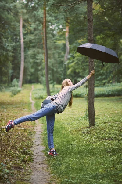 Mladá Žena Deštníkem Lese — Stock fotografie