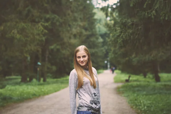 Jonge Vrouw Met Rugzak Het Park — Stockfoto