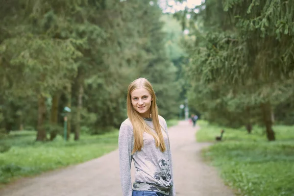 公園でバックパックを持つ若い女性 — ストック写真