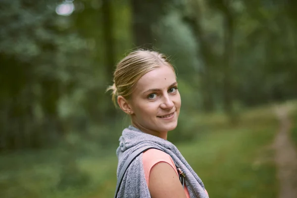 Mujer Joven Parque Bosque —  Fotos de Stock