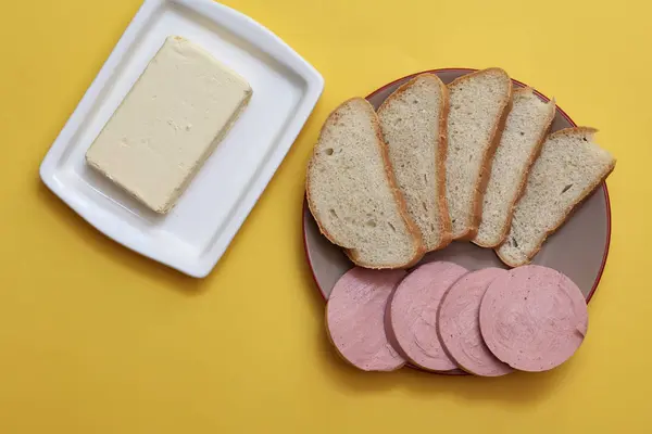 Pão Fatiado Salsicha Manteiga Fundo Amarelo — Fotografia de Stock