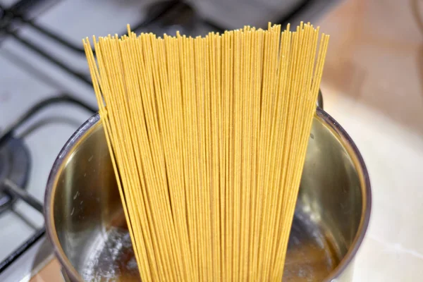 Ωμό Κίτρινο Σπαγγέτι Στην Κουζίνα — Φωτογραφία Αρχείου