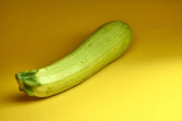 Courgettes Vertes Sur Fond Jaune — Photo