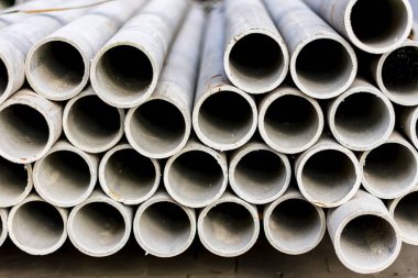 Pvc ve seramik su boruları yığınları