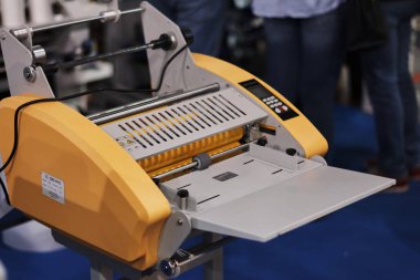 Büyük mürekkep püskürtmeli baskı makinesi. Geniş formatlı yazıcı