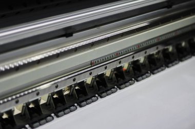 Geniş biçimli mürekkep püskürtmeli yazıcı