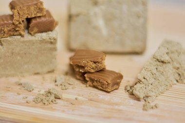 helva ve fudge ahşap masa üzerinde