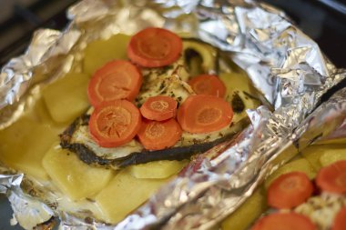 Havuç ile fırında pişmiş balık