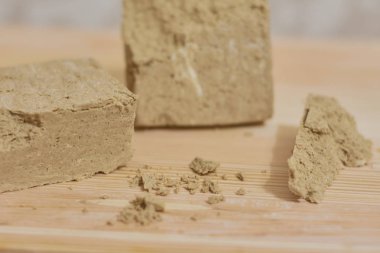 Ahşap masa üzerinde helva