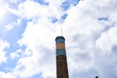 endüstriyel eski tuğla baca duman, mavi gökyüzü üzerinde olmadan