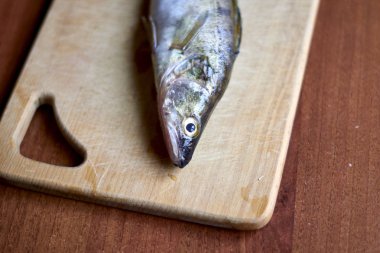 Kadın temizlik ve taze yakalanan balık fileto