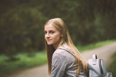 Parkta sırt çantası ile genç kadın 