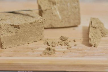 Ahşap masa üzerinde helva