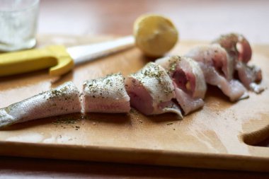 kesme tahtası üzerinde çiğ balık