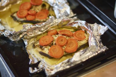 Havuç ile fırında pişmiş balık