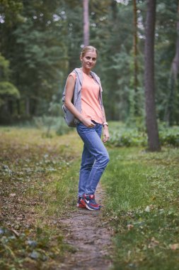 Parkta veya ormanda genç kadın