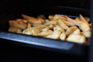 Fırında patates kızartması.